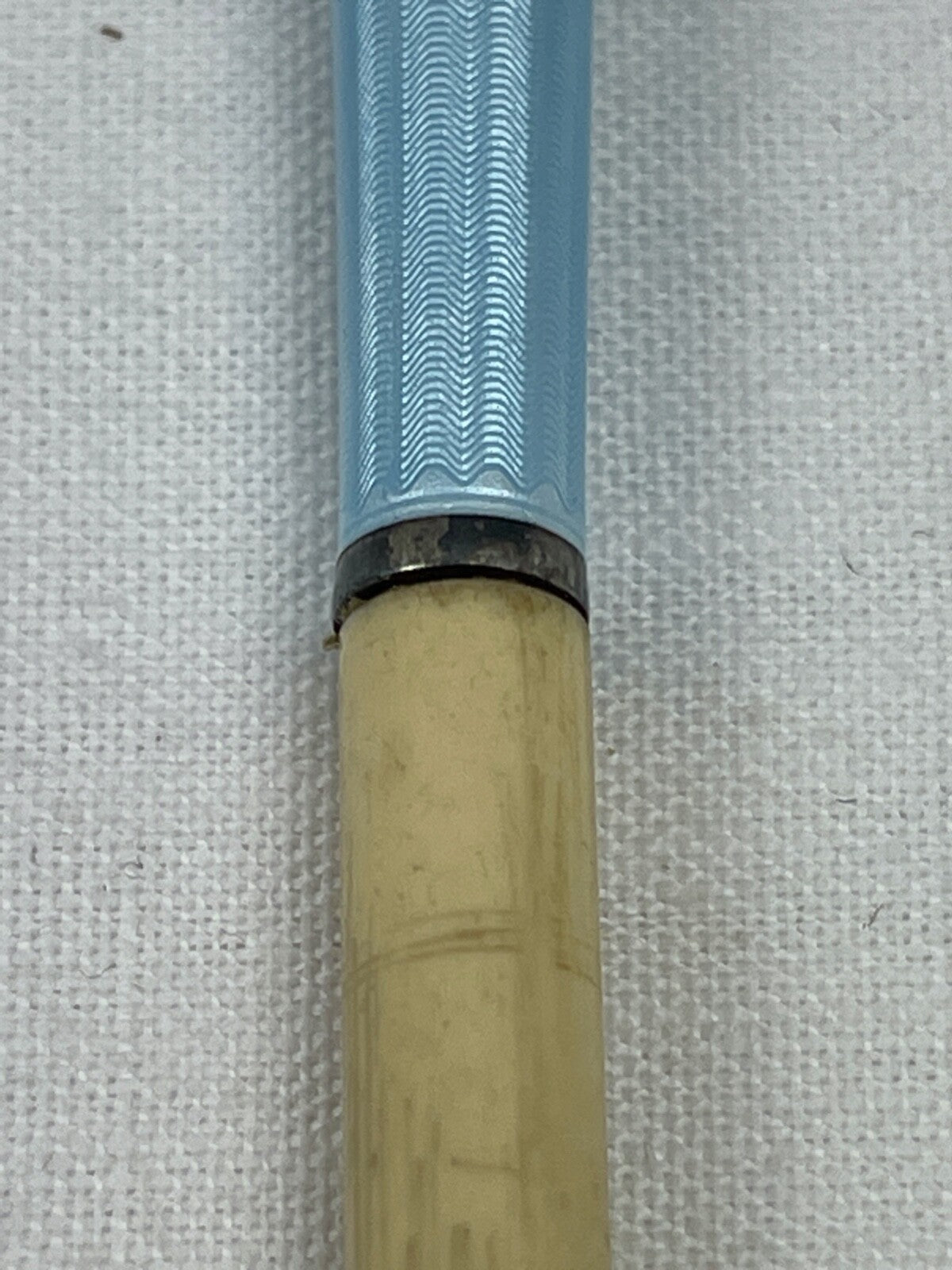 Fume cigarette émaillé