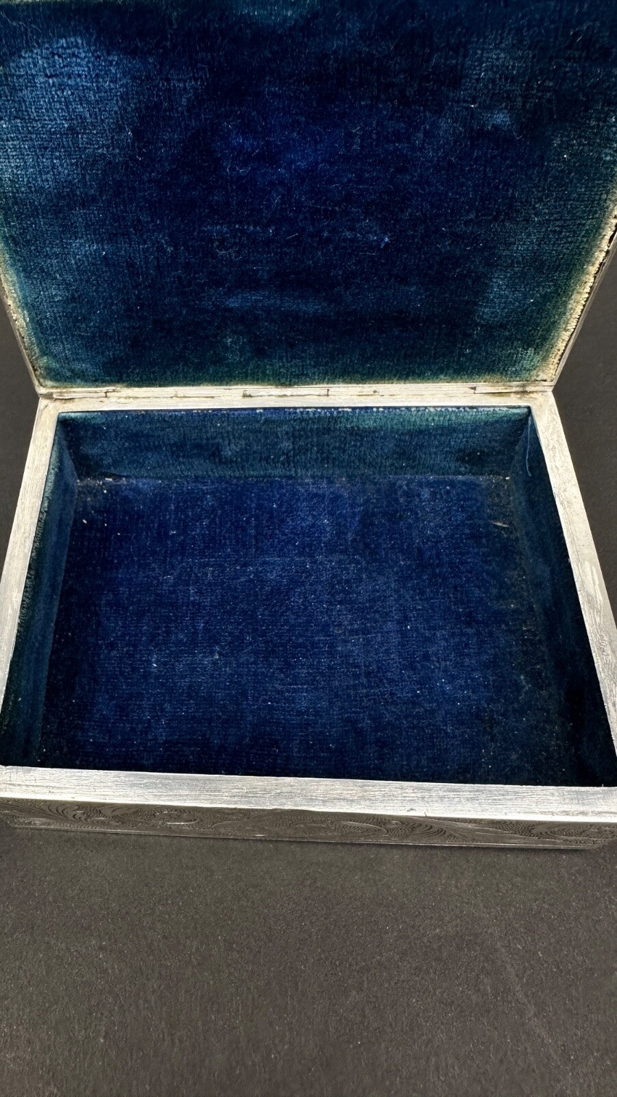 Coffret à Bijoux En Cuivre Argenté à décor de scène de danse