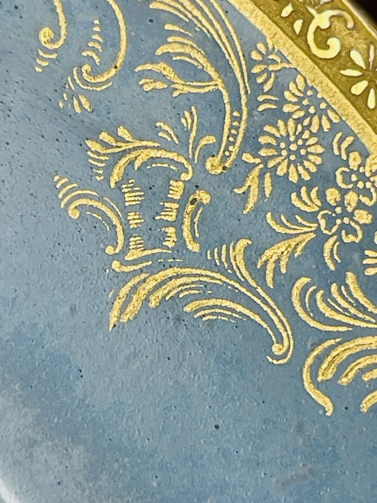 Théodore Haviland ,  assiette plate, forme Louis XV motif  Pompadour, verte