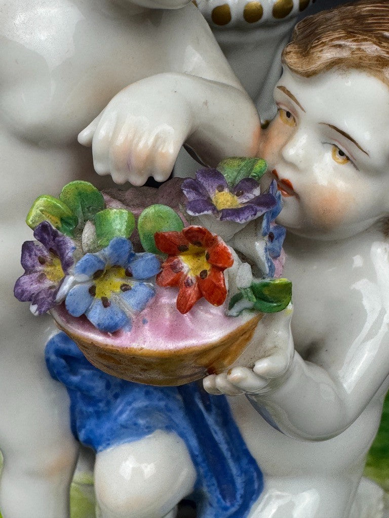 Pied de lampe, bougeoir ancien en porcelaine de Dresde, putti fleuris, XIXe