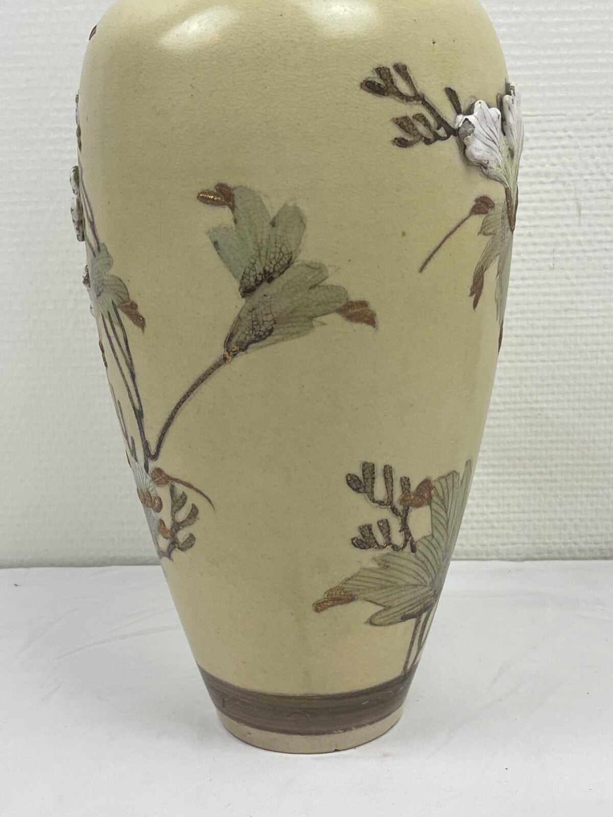 Grand vase en porcelaine du Japon, Satsuma, chrysanthèmes en relief