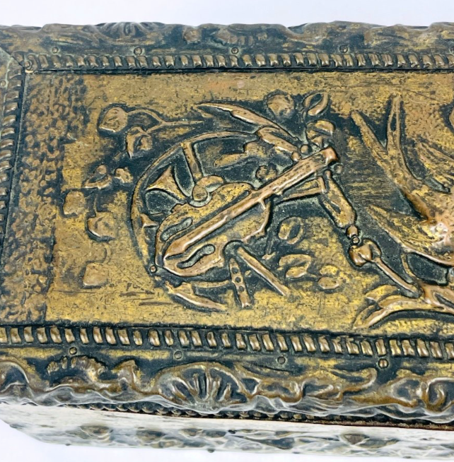 Boîte à Bijoux Ou Boîte à Gants, Bois Et Cuivre Repoussé