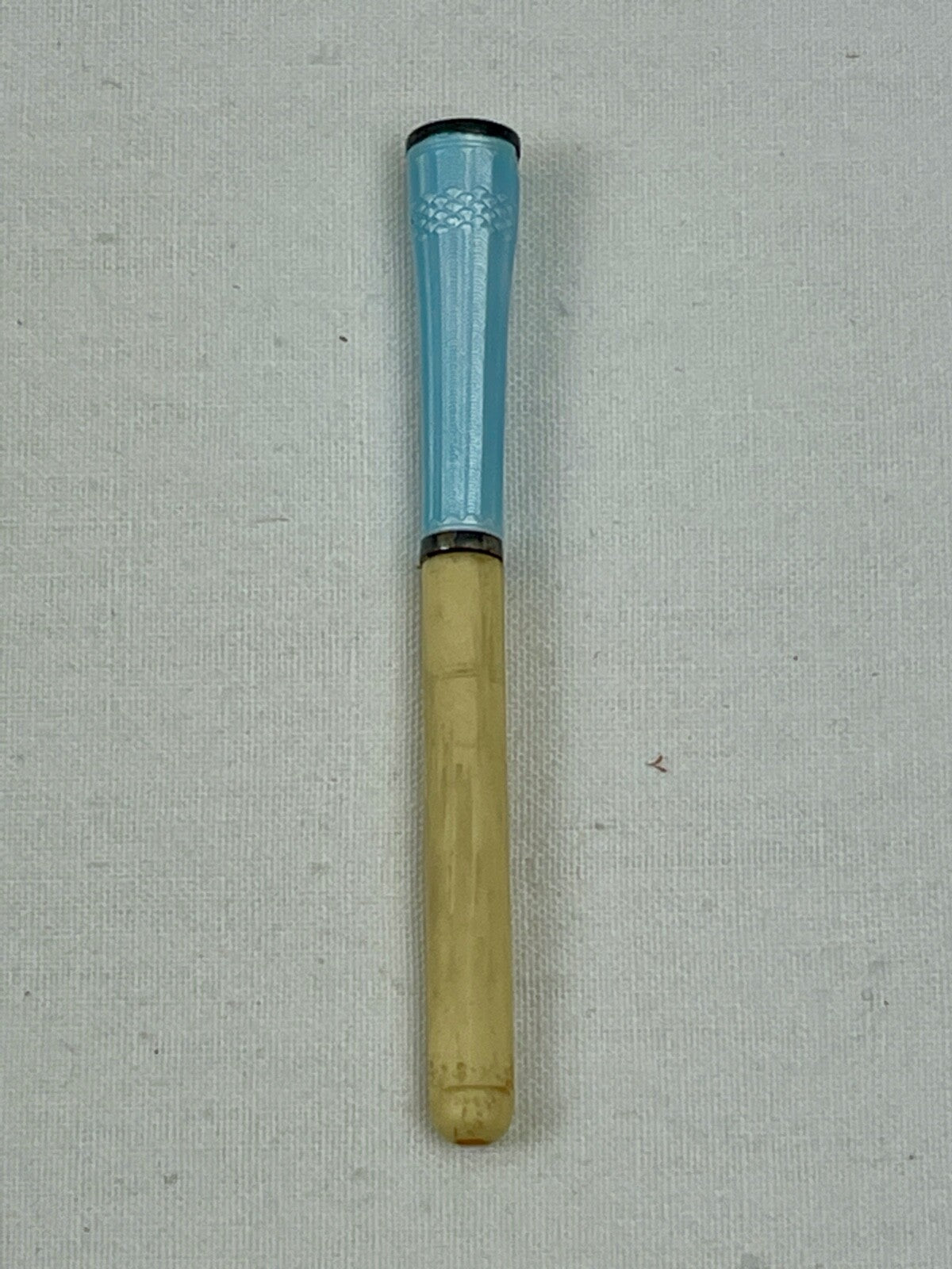 Fume cigarette émaillé