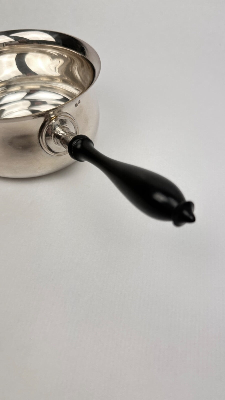 Casserole à sauce métal argenté manche ébène