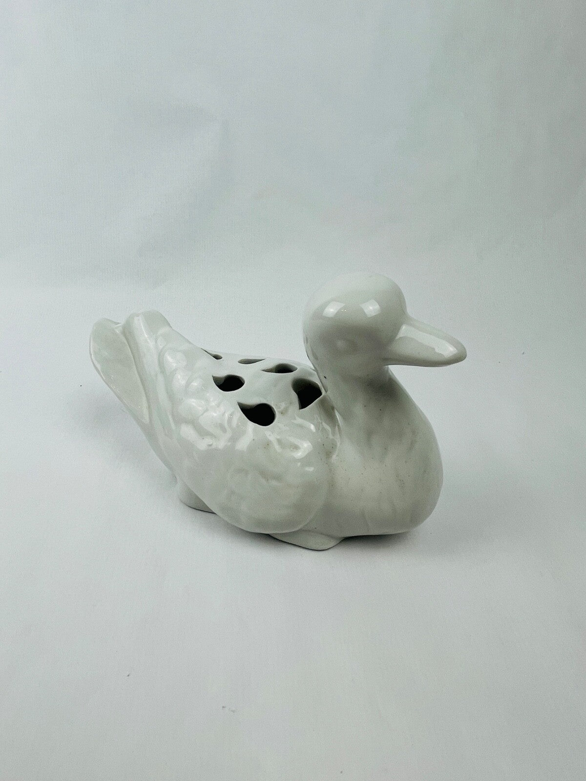 Pique-fleurs en porcelaine blanche en forme de canard