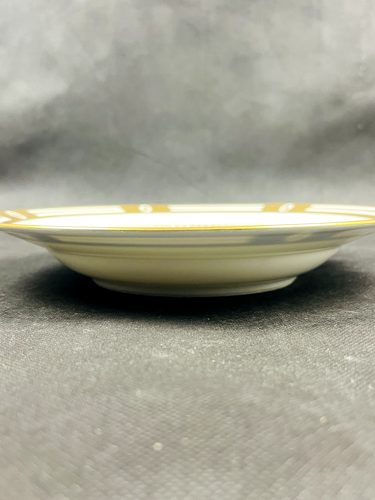 Haviland Limoges,  assiette  à soupe, modèle Les Abeilles, neuve