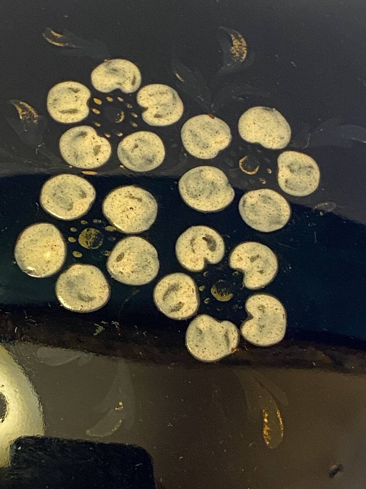 Bonbonnière en porcelaine de Limoges bleu de four et émaux