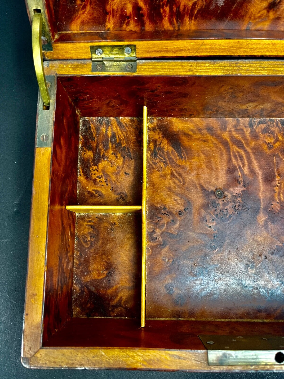 Coffret, Boîte à Couture En Loupe Et Marqueterie