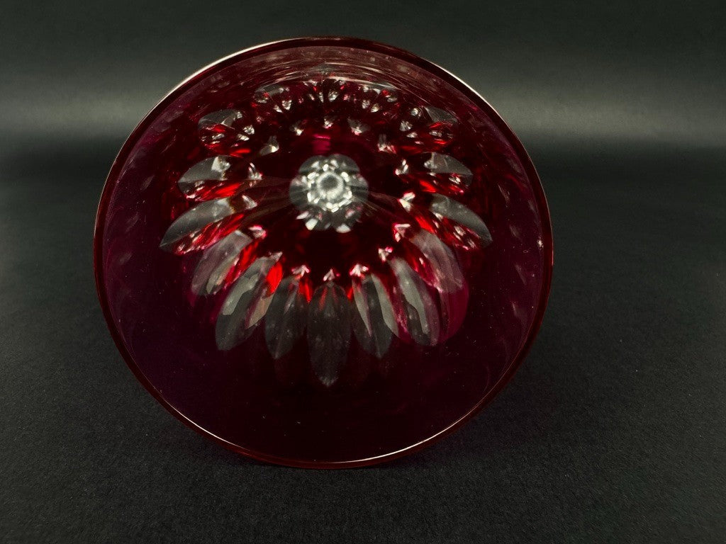 Paire de verres à vin Baccarat – Modèle Cassino – Cristal framboise taillé 19 cm