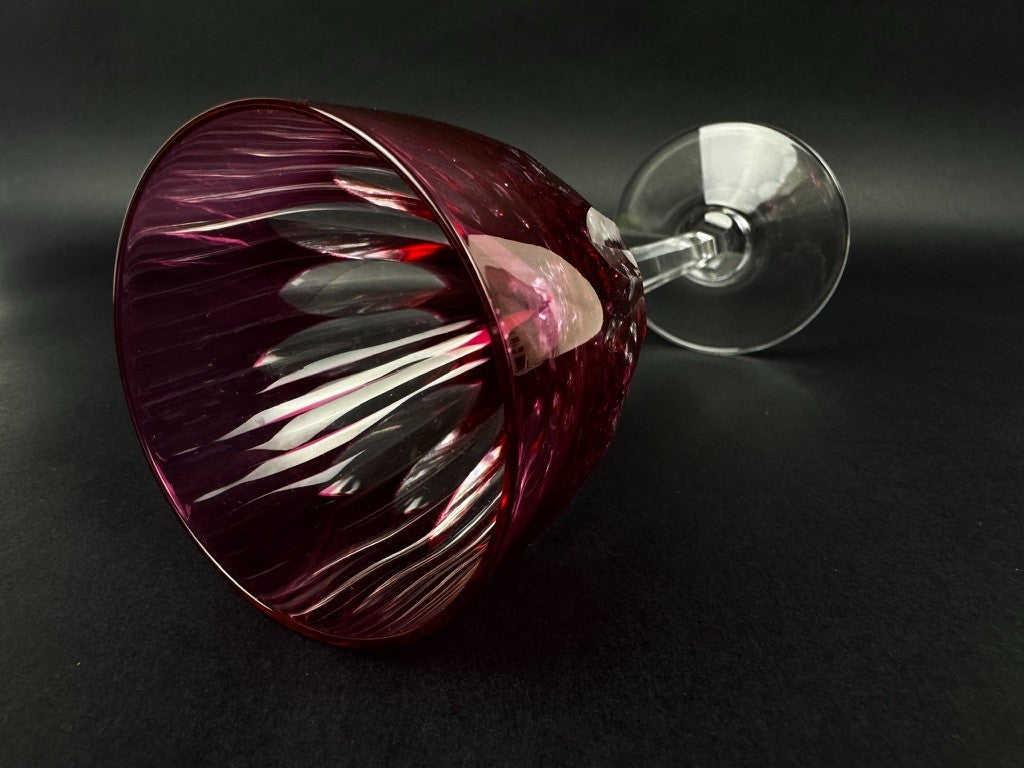 Paire de verres à vin Baccarat – Modèle Cassino – Cristal framboise taillé 19 cm