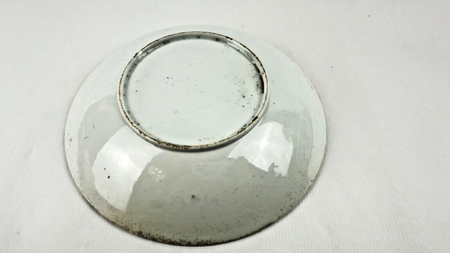 Deux assiettes époque restauration à rinceaux de fleurs mauves et noires