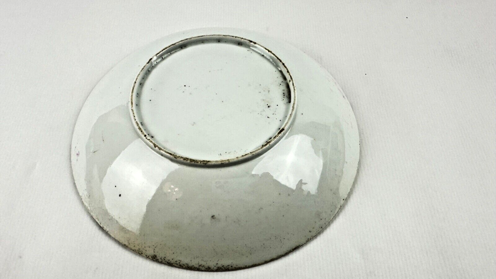 Deux assiettes époque restauration à rinceaux de fleurs mauves et noires