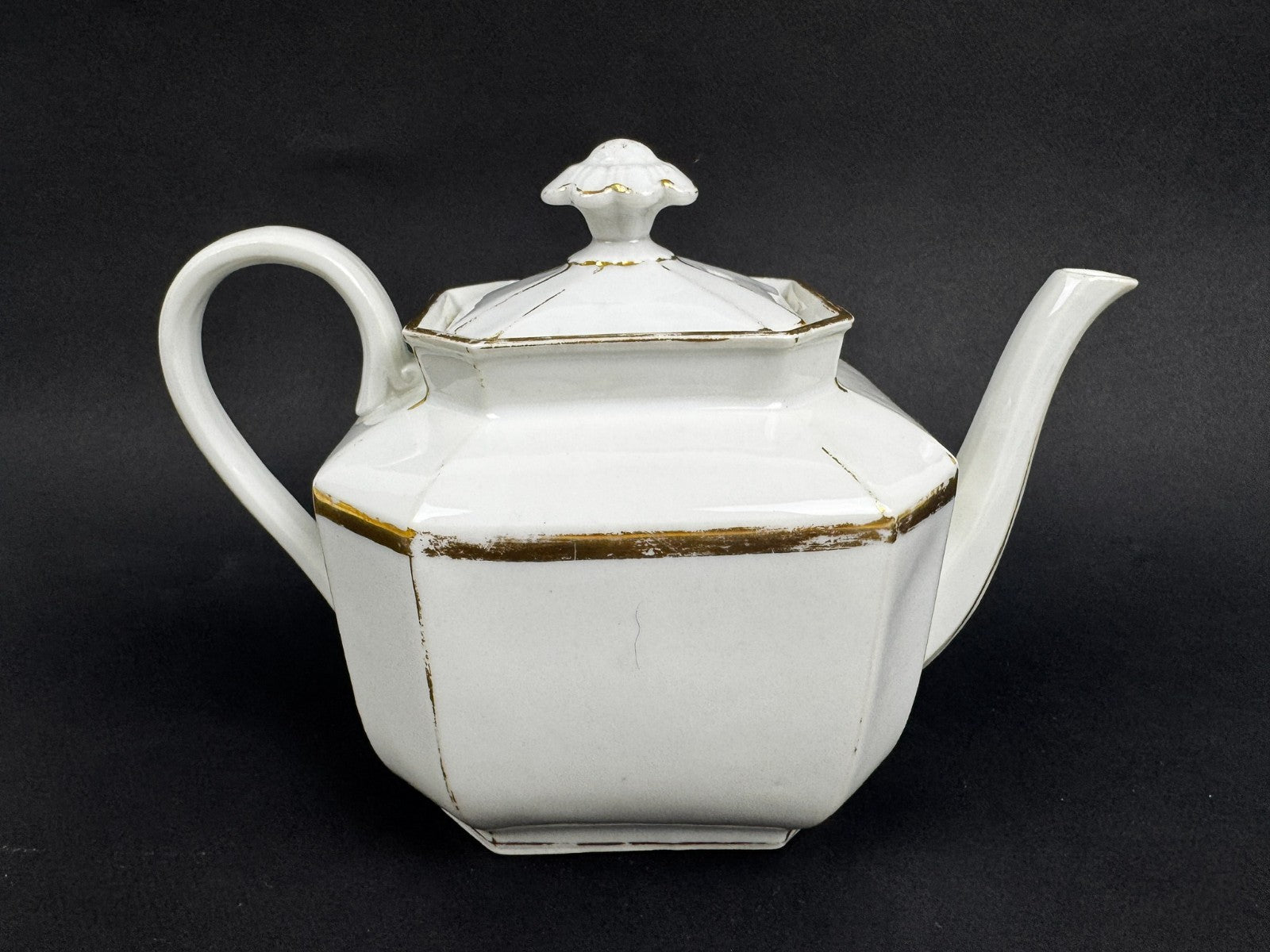 Service à thé en porcelaine blanche et or, époque fin XIXe / début XXe