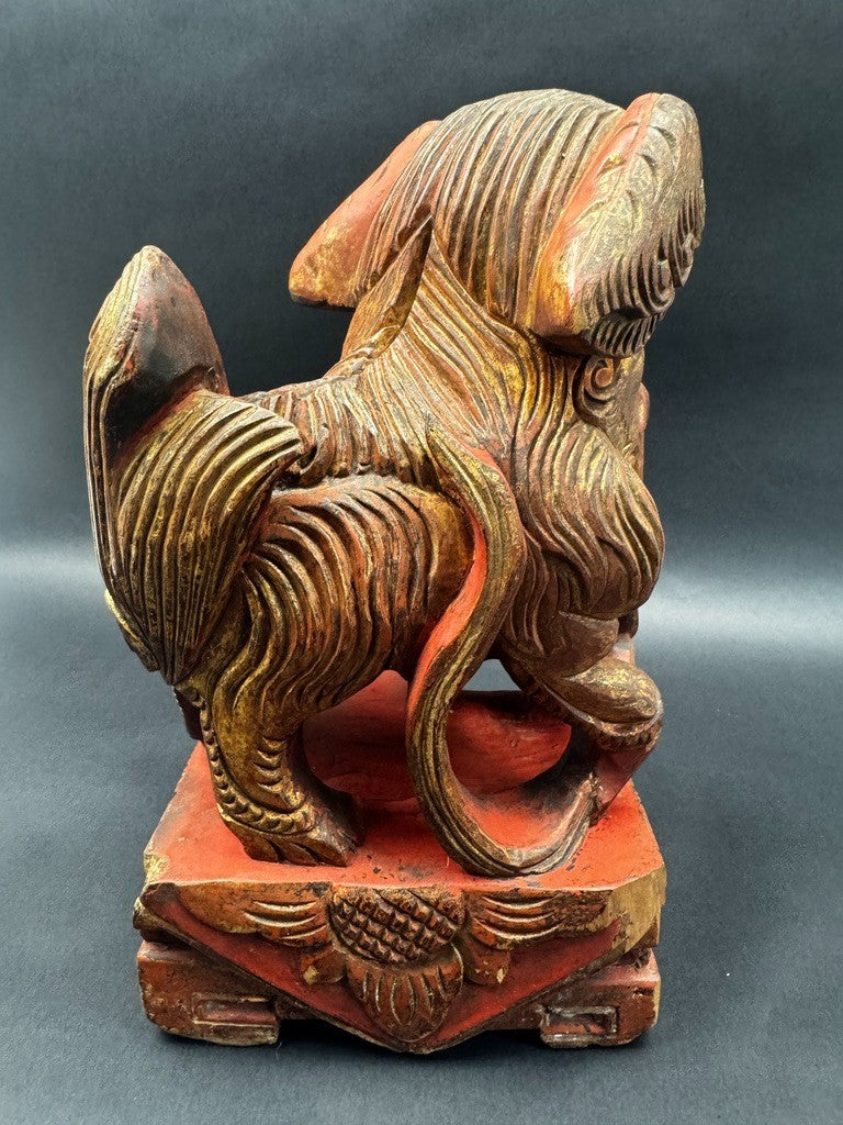 Paire de lions gardiens chinois en bois sculpté polychrome XIXe