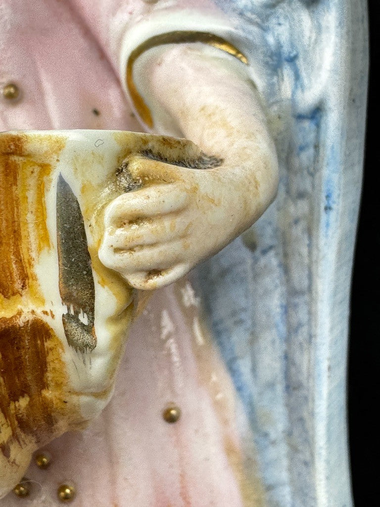 Bénitier mural ange en biscuit de porcelaine polychrome XIXe