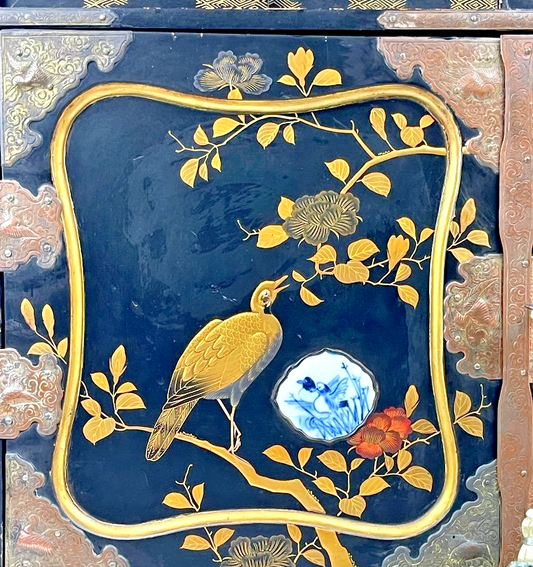 Cabinet En Laque Et Plaques De Porcelaine, Japon 19ème