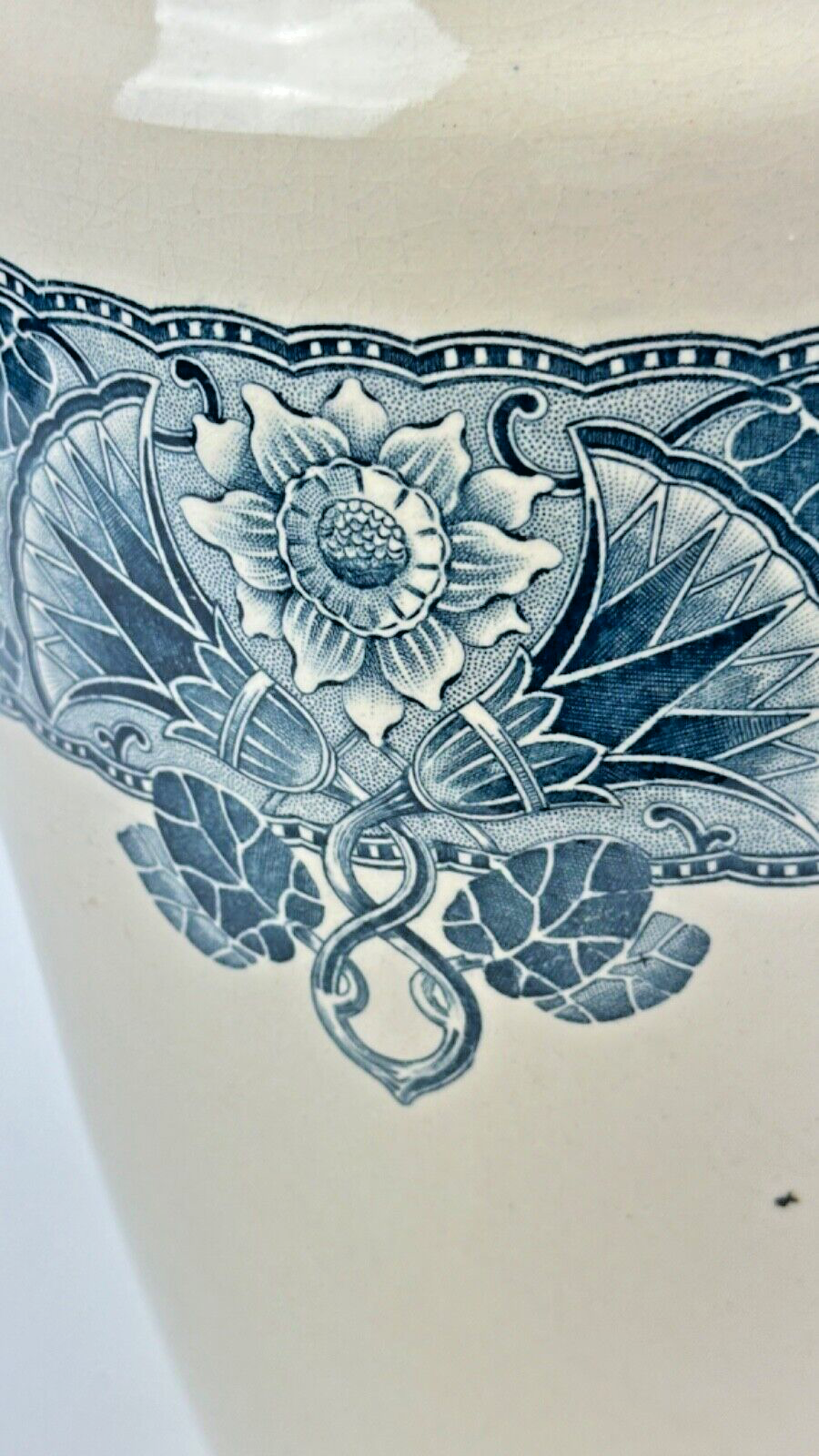 Broc et vasque en faience Longchamp modèle Thèbes