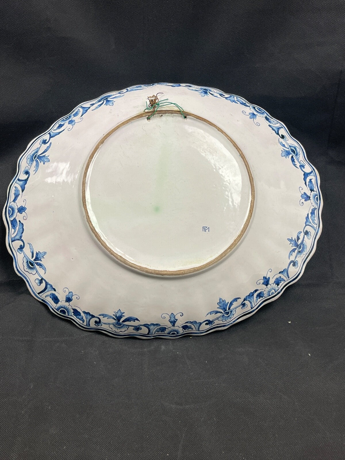 Grand plat de service en faïence blanche et bleue, Moustiers, Rouen ???