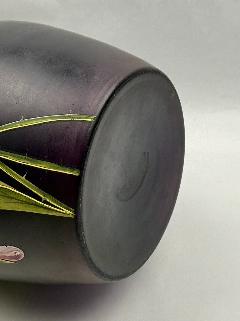 Vase Art Nouveau en verre émaillé violet décor de pavots, Poschinger vers 1900