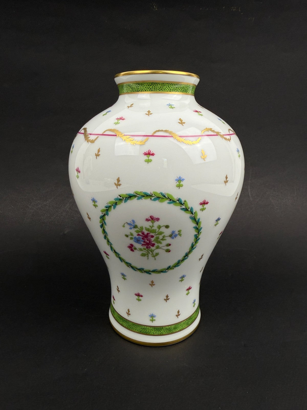 Haviland, vase en porcelaine de Limoges modèle Vieux Paris vert