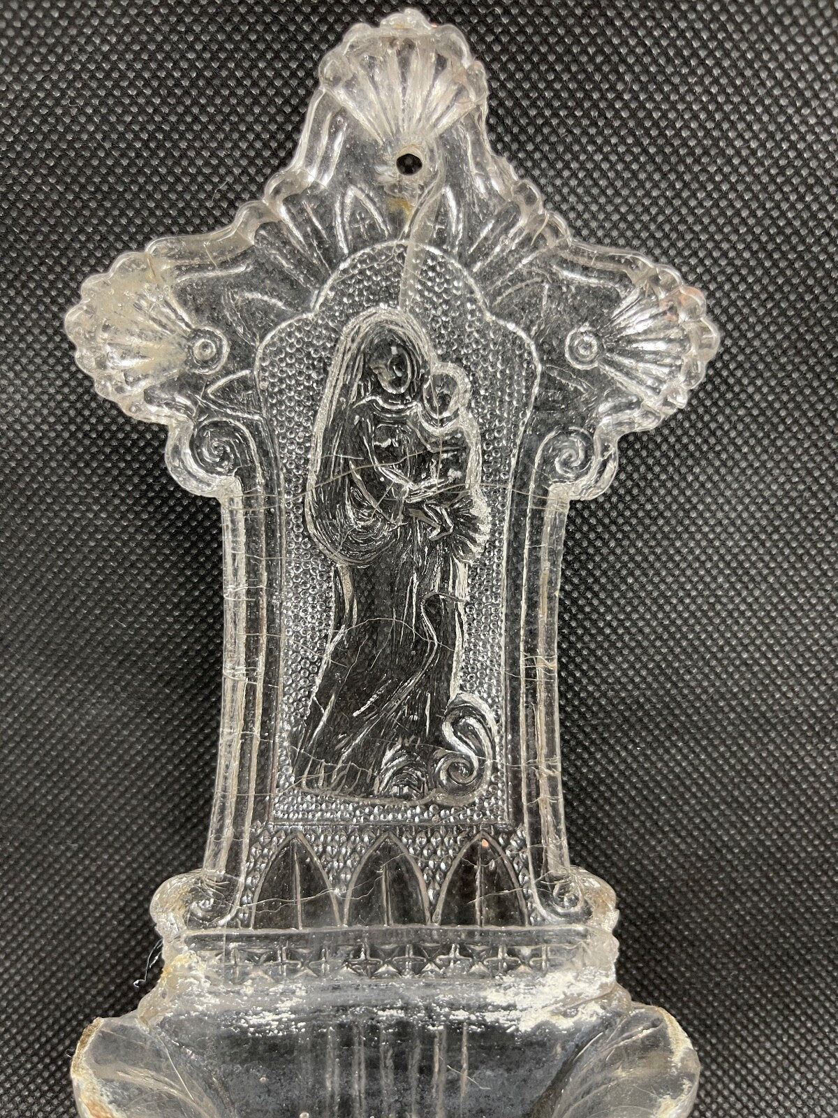 Ancien bénitier en verre moulé, Vierge à l'Enfant
