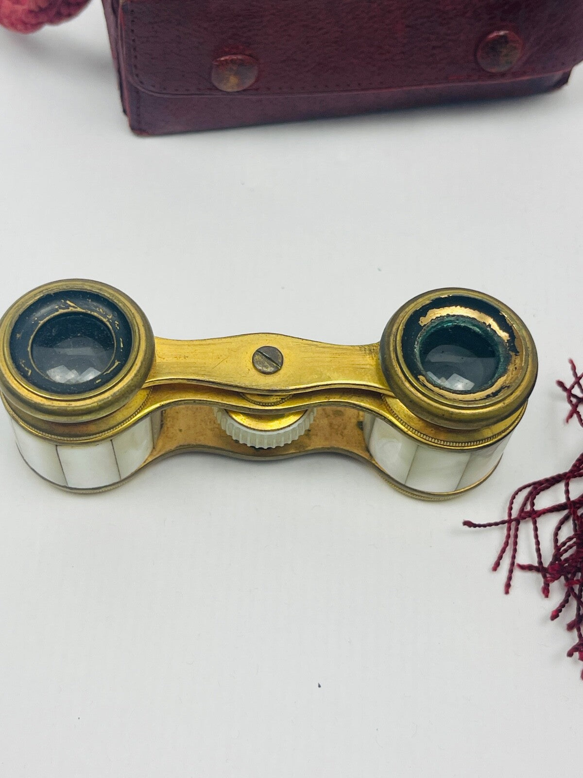Toute petite paire de jumelles  de théâtre en nacre et son petit étui-minaudière