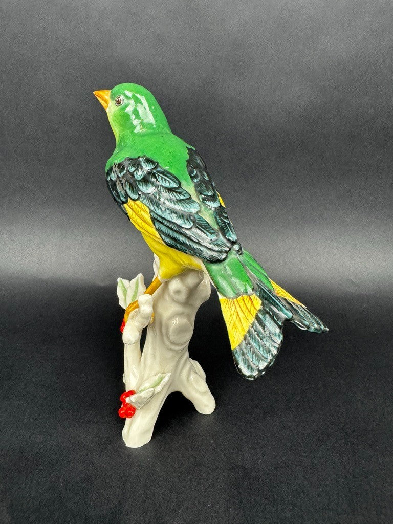 Figurine porcelaine oiseau polychrome sur branche décor houx 1950s