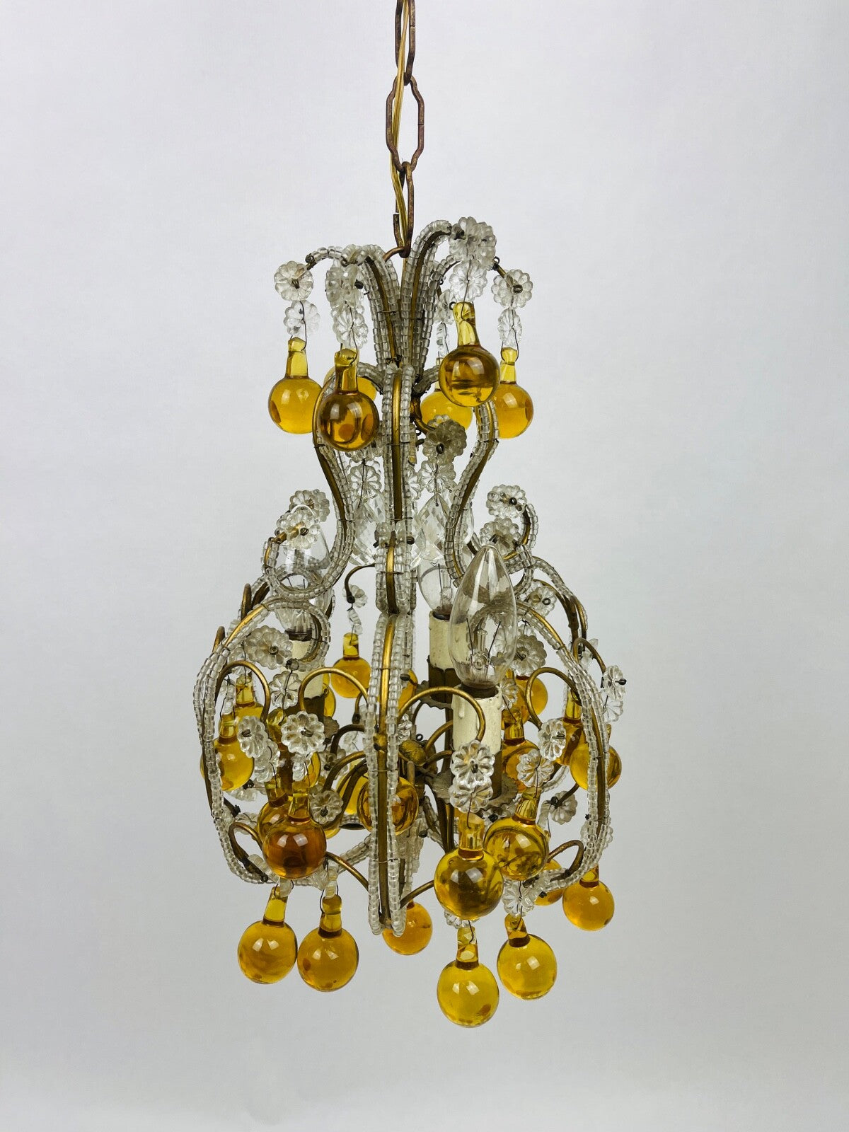 Petit lustre en perles de cristal, gouttes ambrées et laiton, Années 20/30