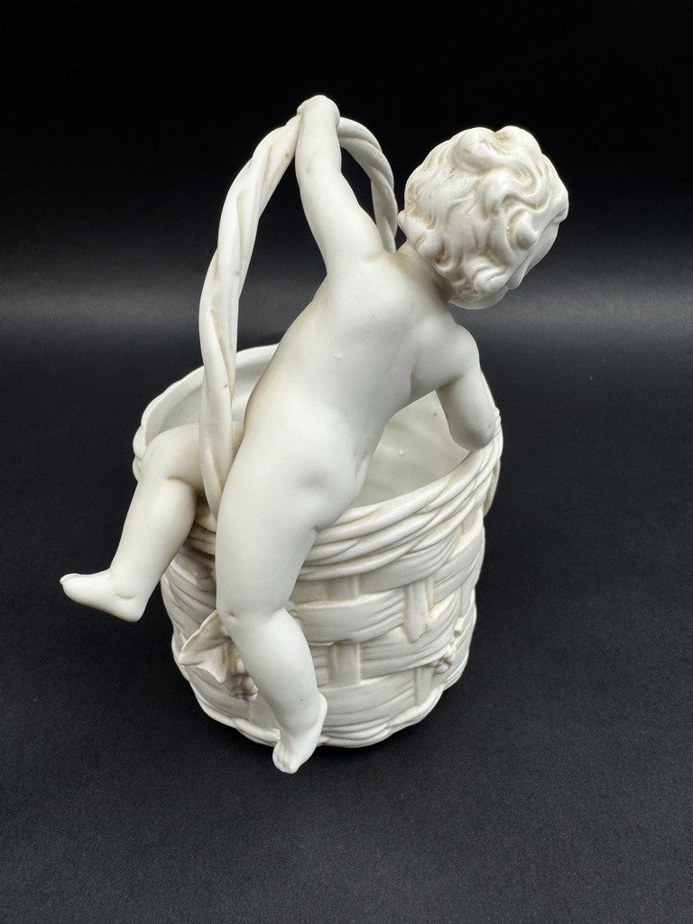 Corbeille en porcelaine blanche à décor de putto, XIXe siècle, 13 cm