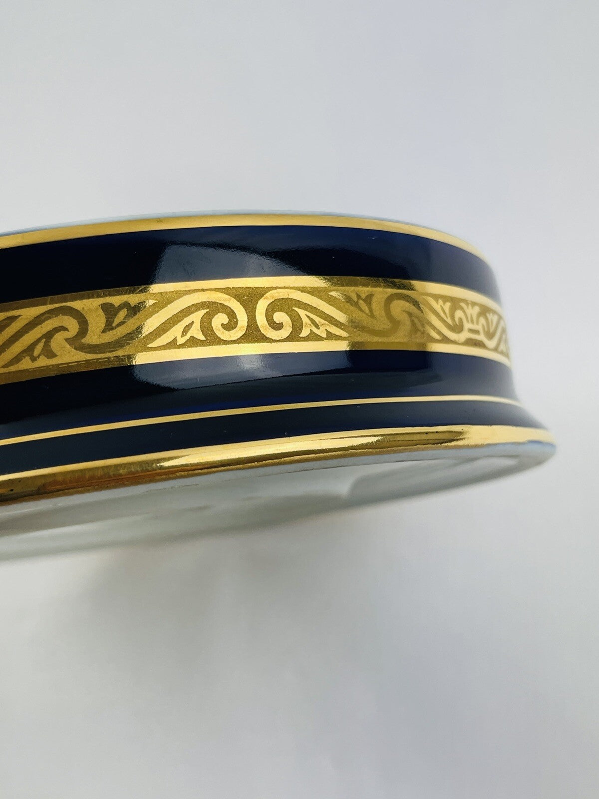 Bonbonnière en porcelaine de Limoges bleu de four et scène galante