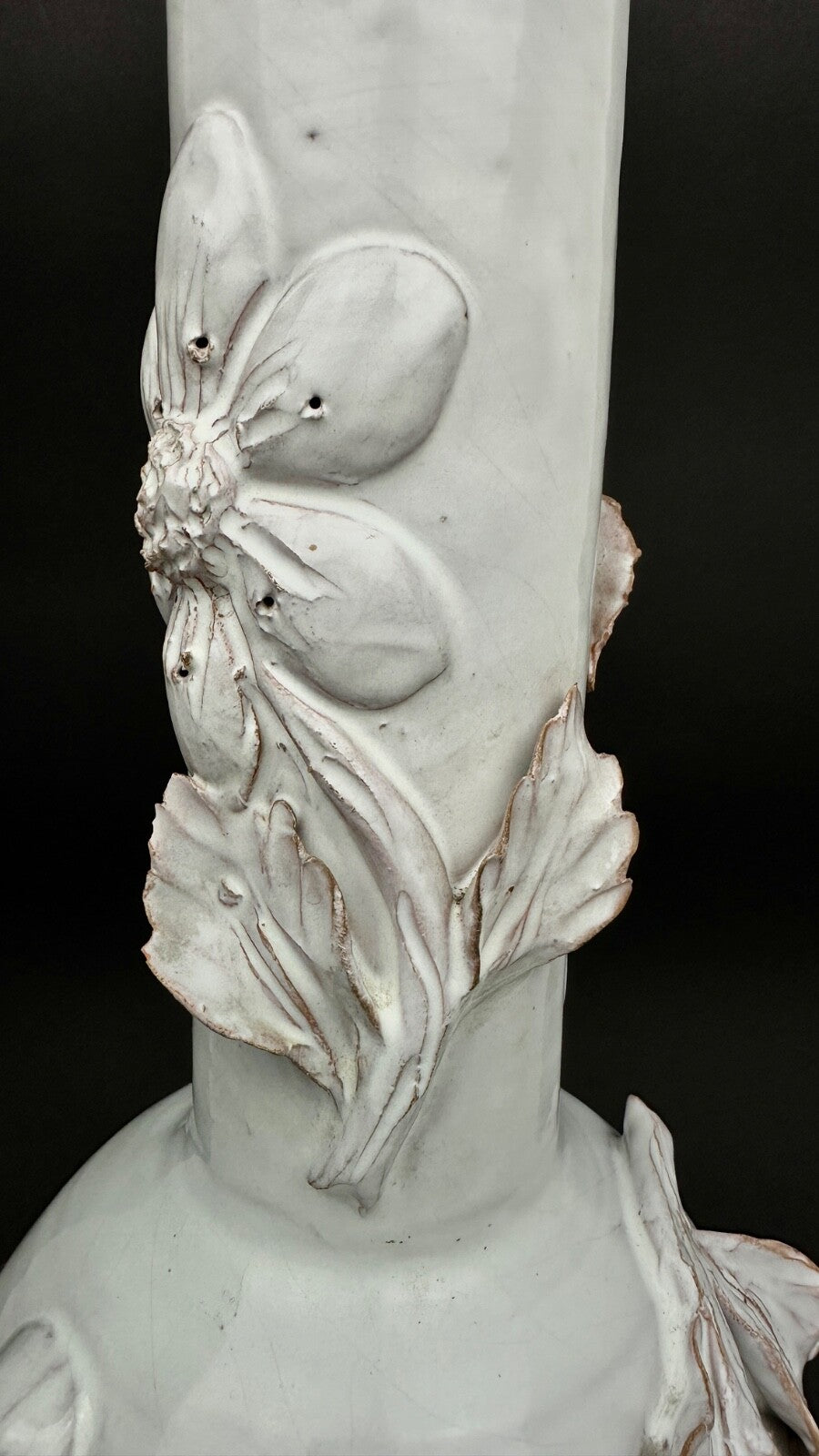 Grande lampe en céramique blanche barbotine