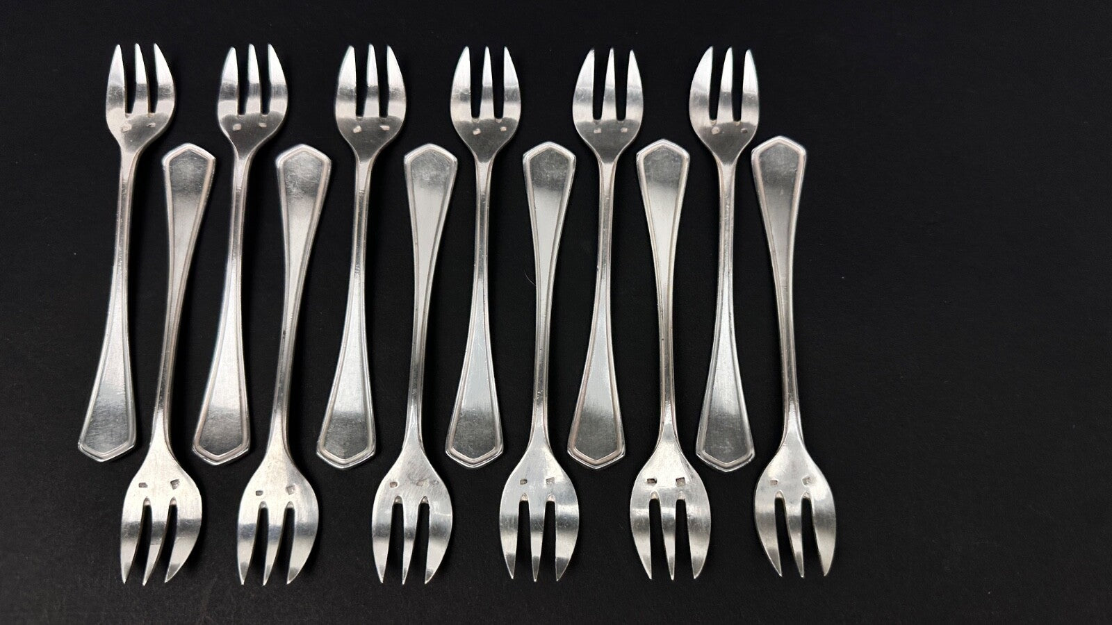 Série de 12 fourchettes à huitres art déco