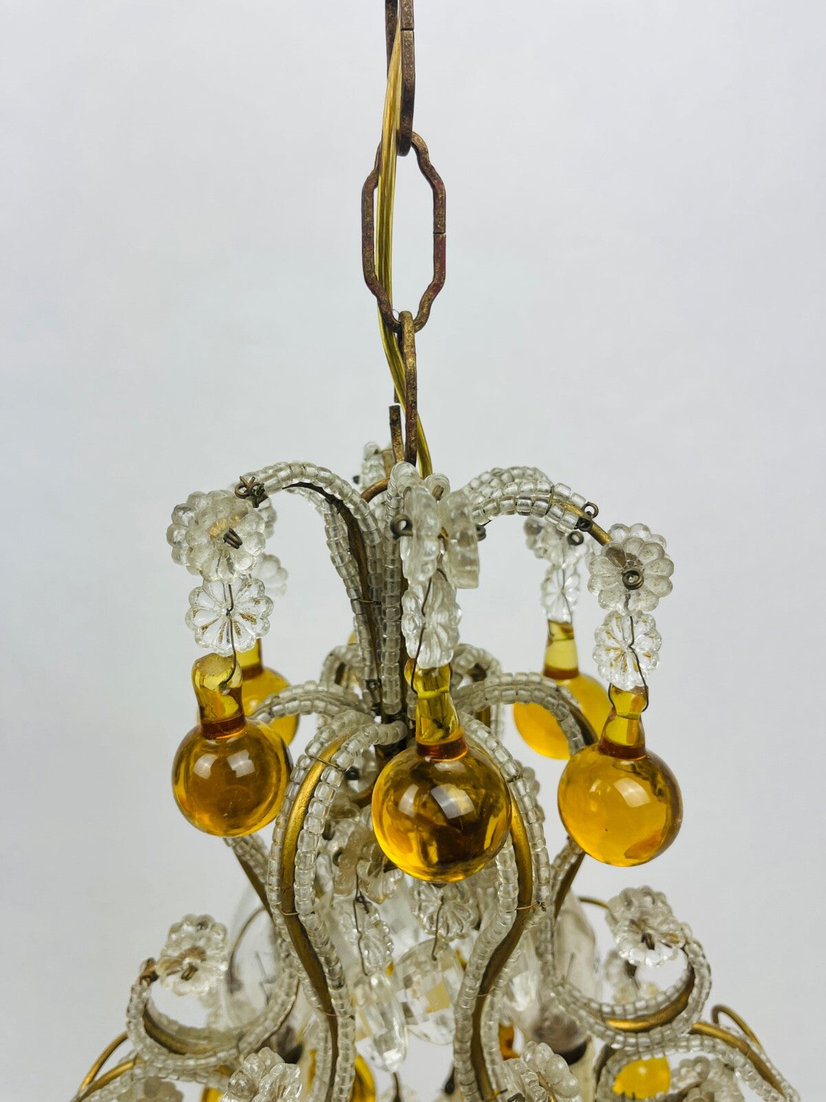 Petit lustre en perles de cristal, gouttes ambrées et laiton, Années 20/30