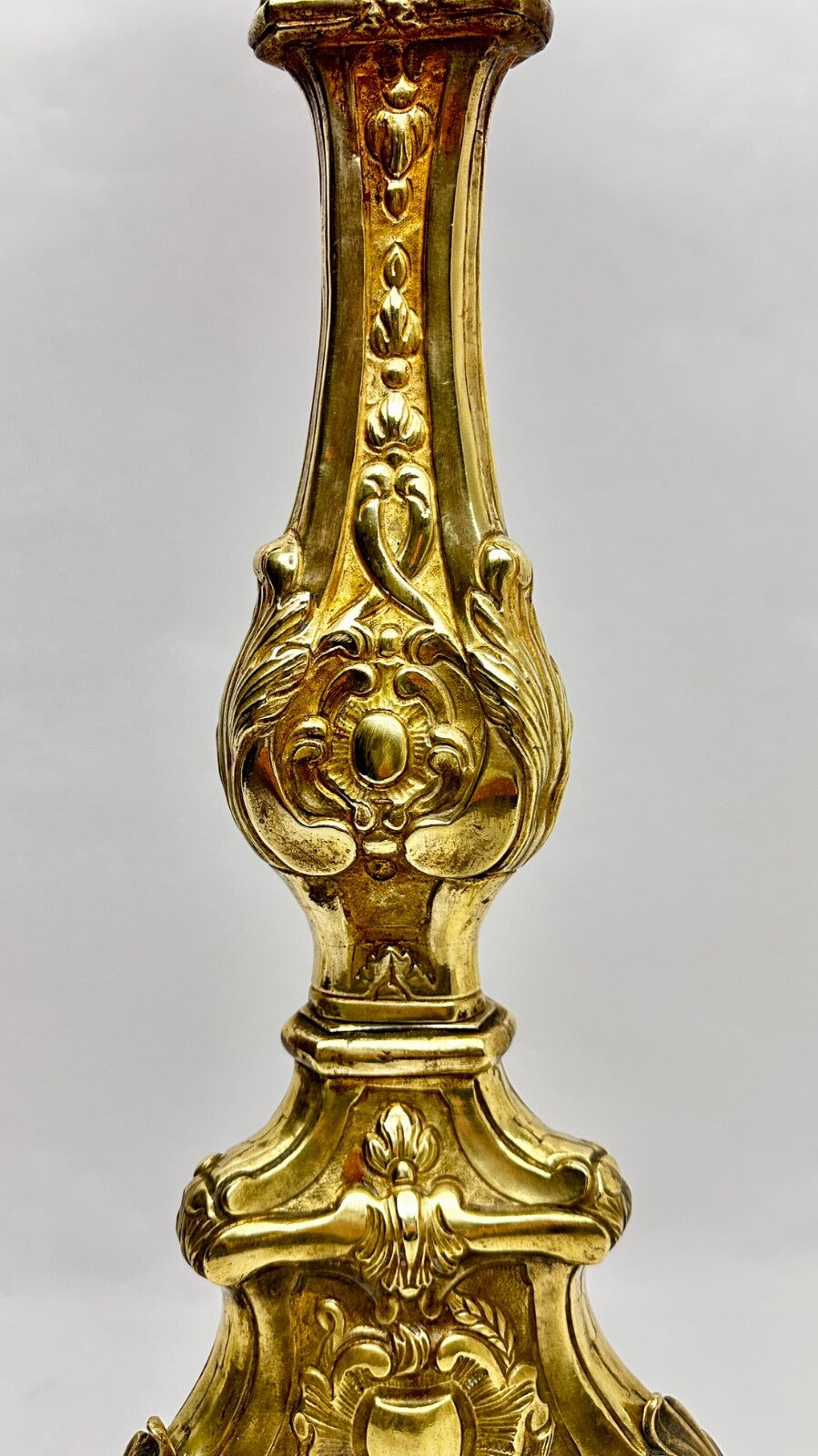 Important Pique-cierge En Laiton Repoussé Monté En Lampe 19ème