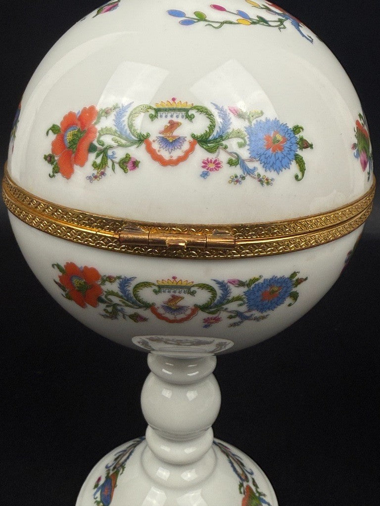 Raynaud, bonbonnière sur pied en porcelaine de Limoges