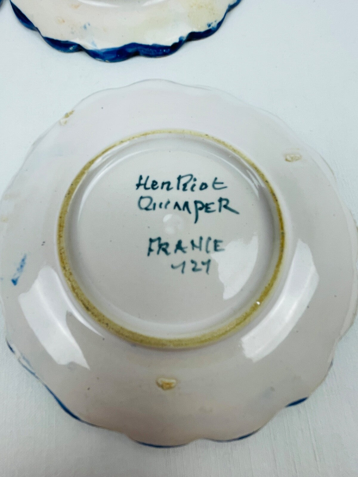 Suite de 6 assiettes miniatures en faïence Henriot Quimper, poupée, beurre