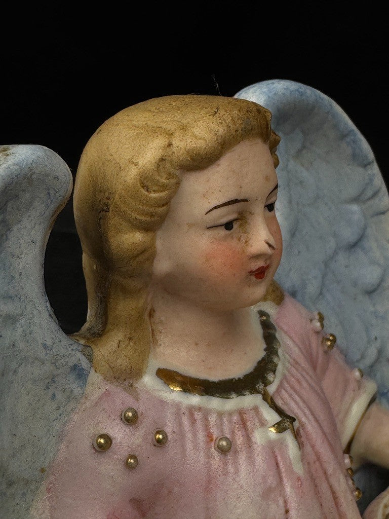 Bénitier mural ange en biscuit de porcelaine polychrome XIXe