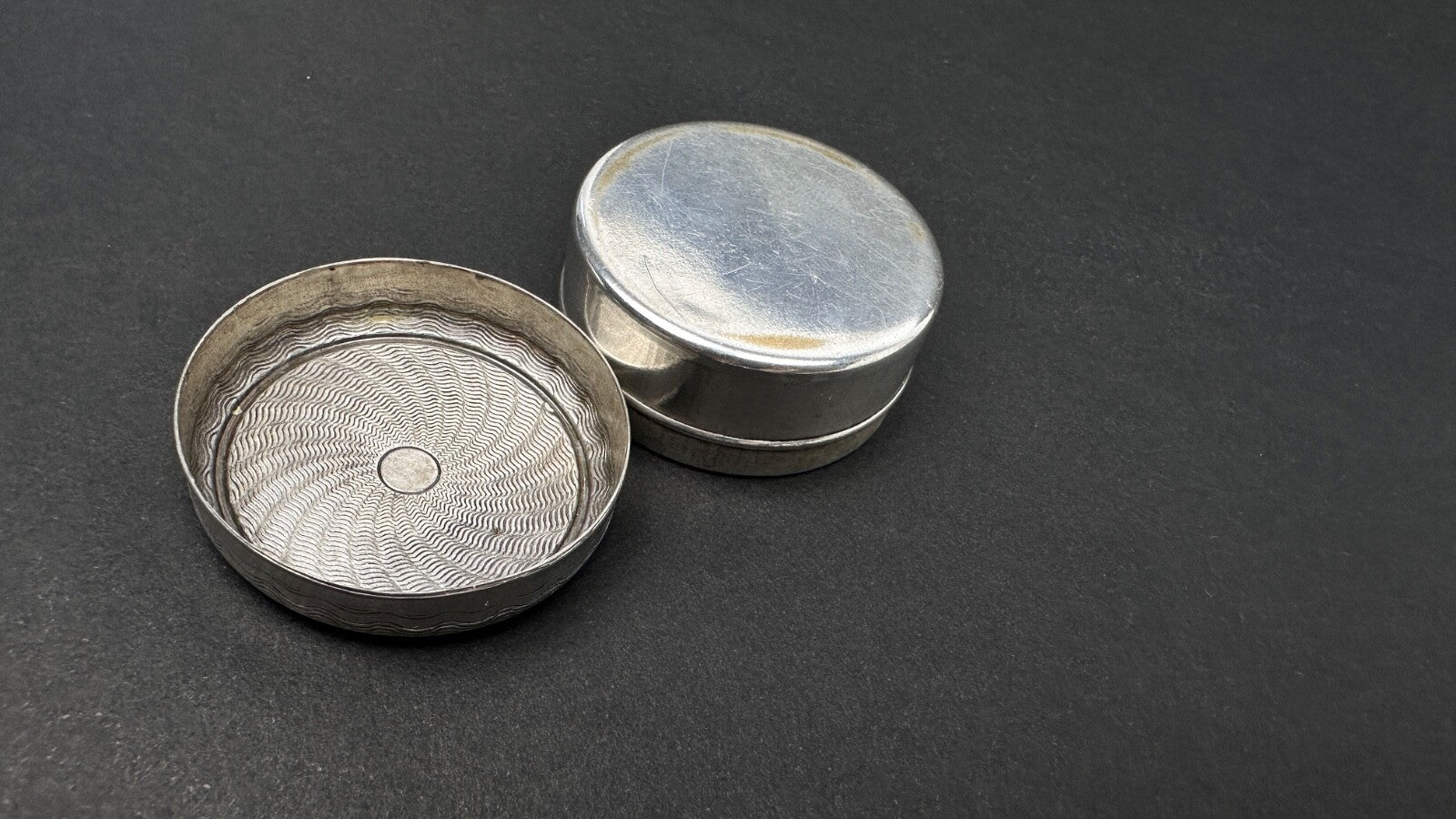 Boite à onguent ou à pilule en métal argenté diamètre 3,5 cm