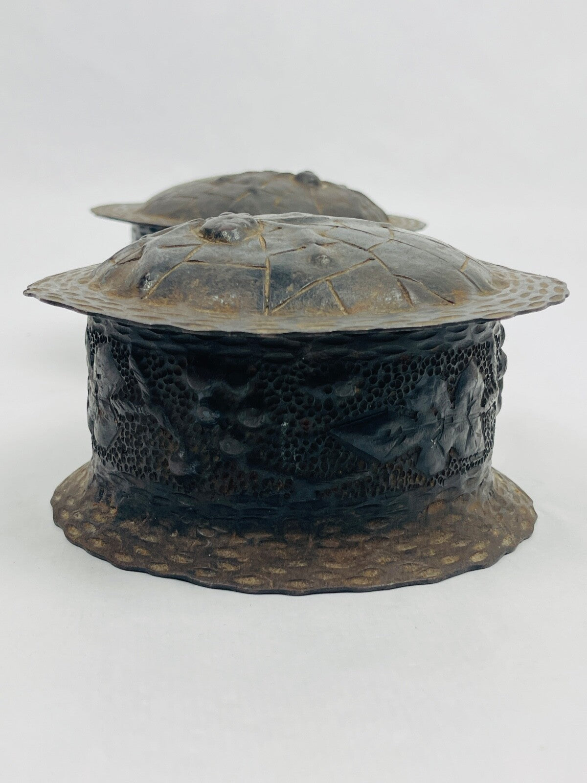 Paire de pots couverts en métal repoussé et martelé asiatiques, Chine, Japon....