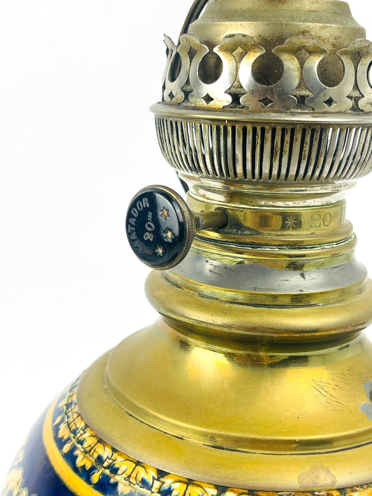 Lampe à huile en porcelaine de Gien modèle Renaissance montée à l'électricité
