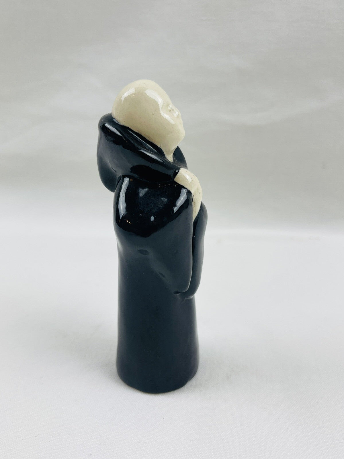 Figurine en porcelaine, moine en adoration, art déco