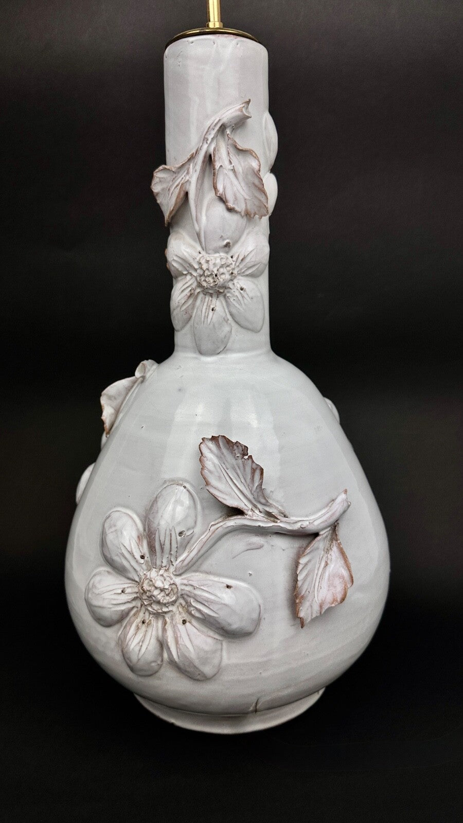 Grande lampe en céramique blanche barbotine