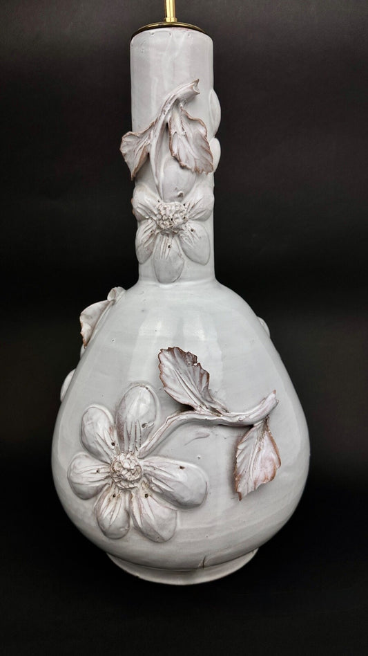 Grande lampe en céramique blanche barbotine