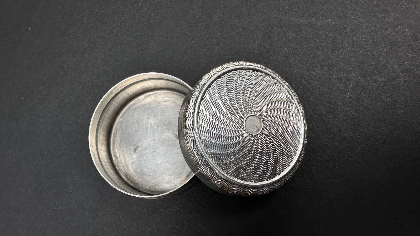 Boite à onguent ou à pilule en métal argenté diamètre 3,5 cm