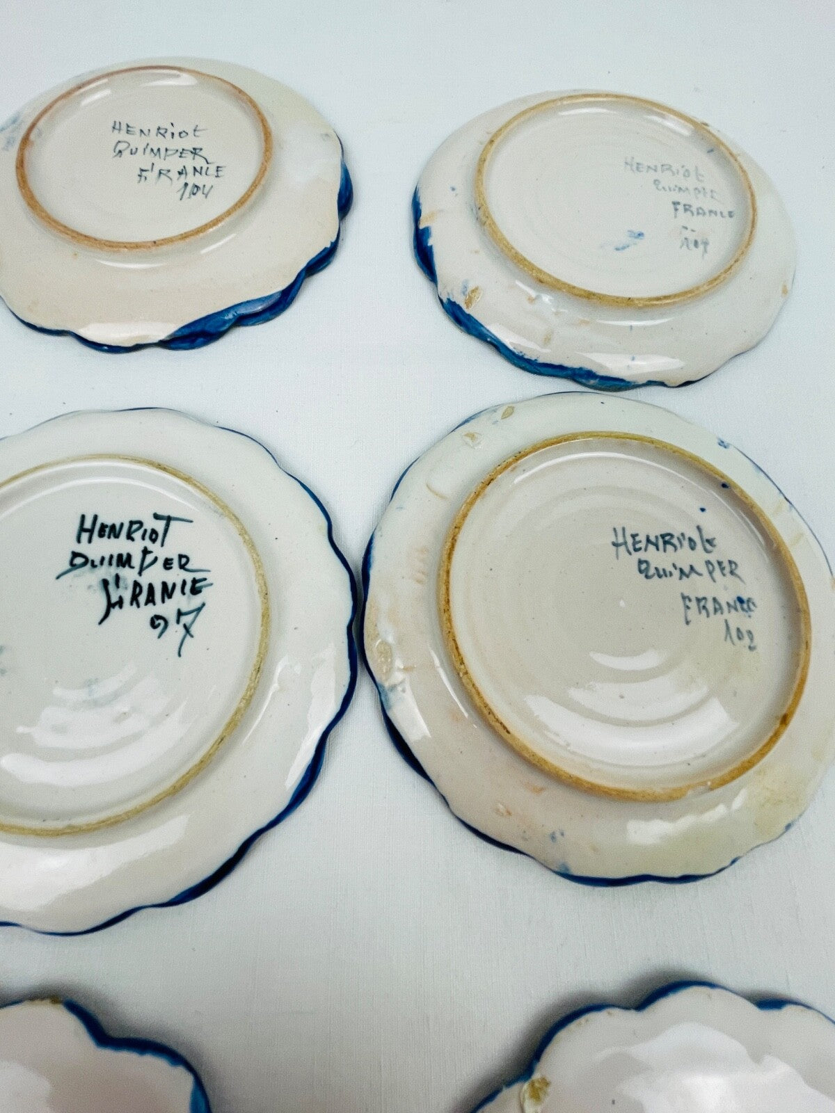 Suite de 6 assiettes miniatures en faïence Henriot Quimper, poupée, beurre