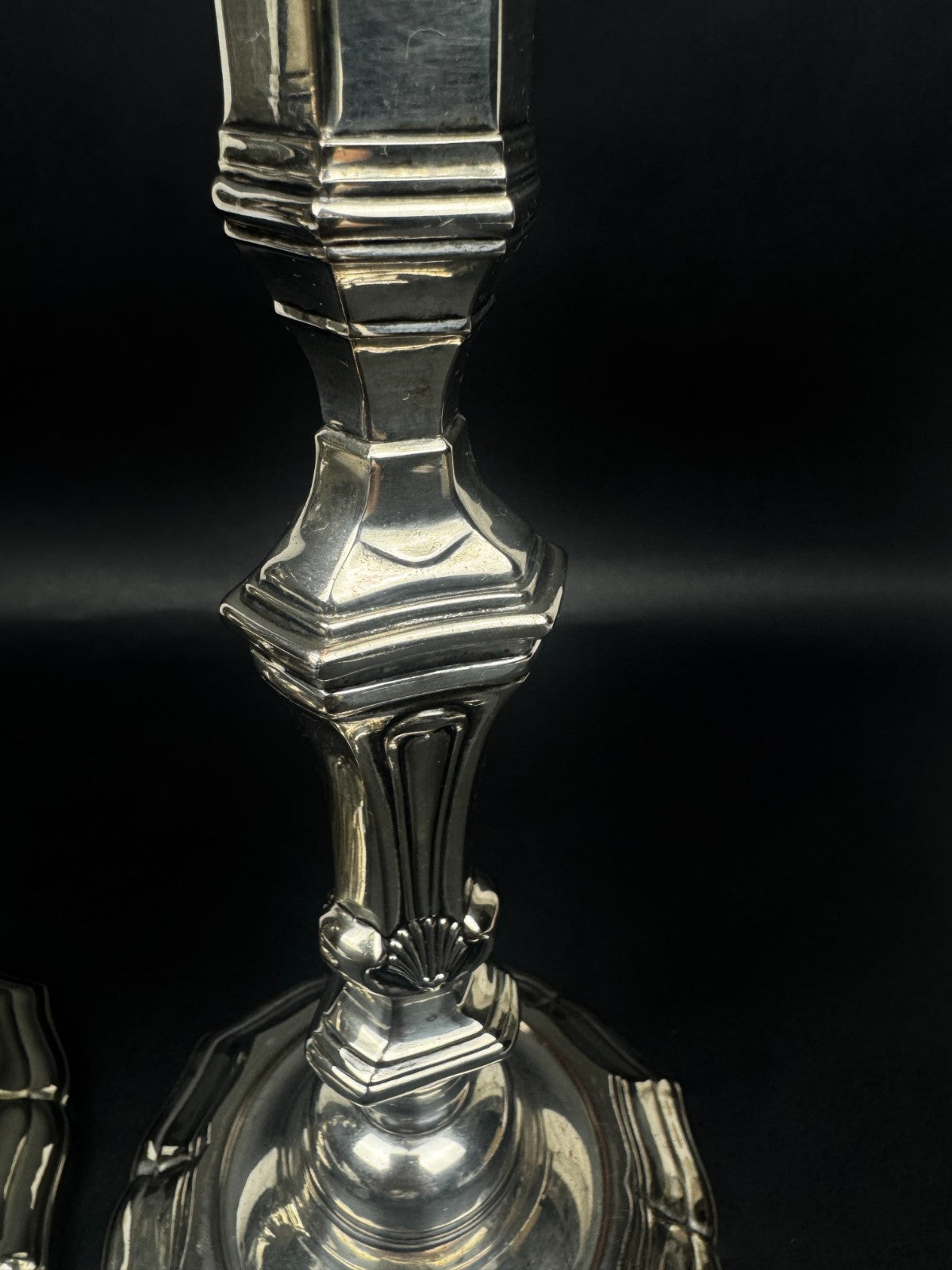Paire de chandeliers en bronze argenté – Orfèvre Auguste Monnier Veuve, 1911