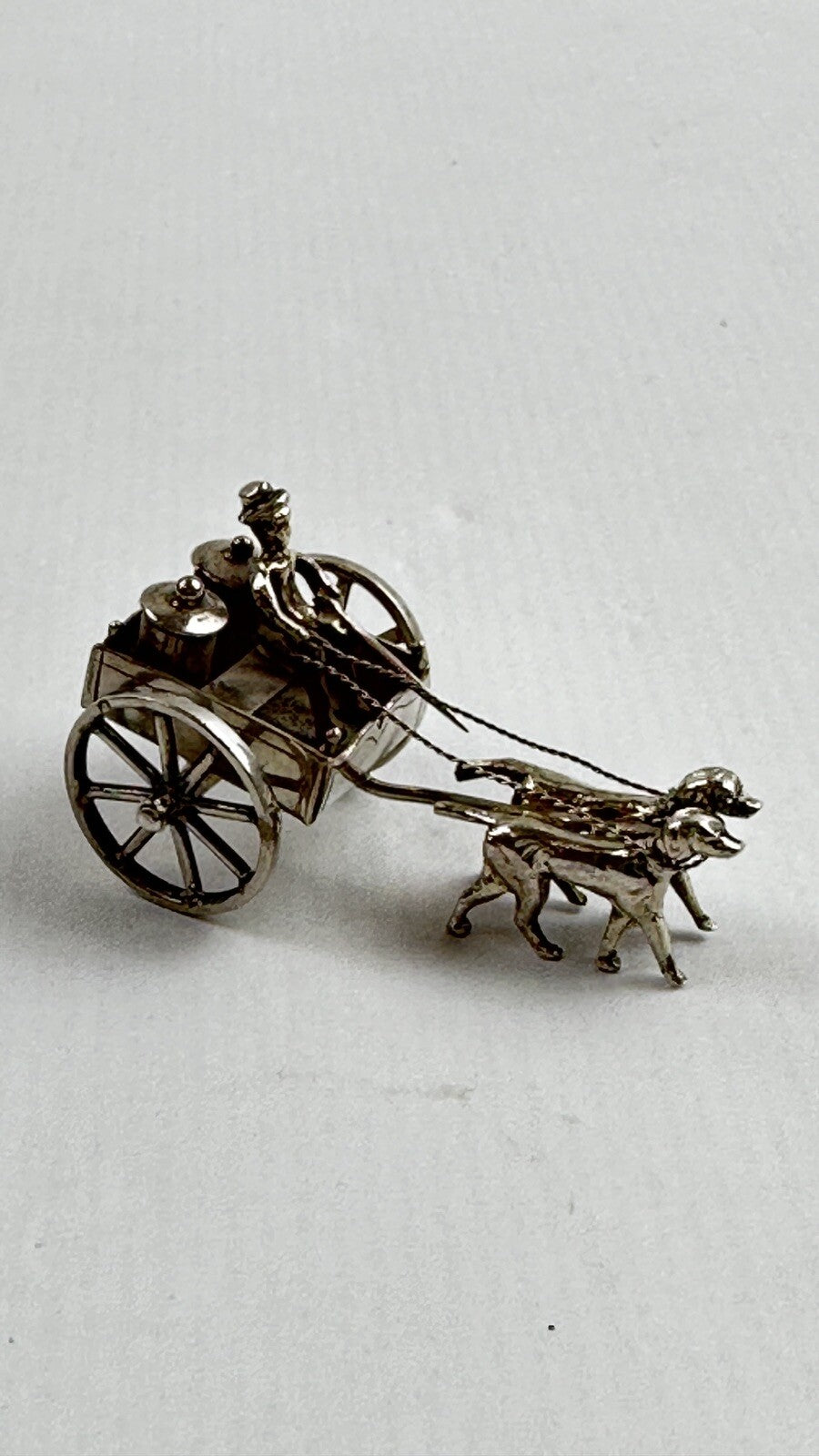 Miniature, objet de vitrine, attelage de chiens, marchand de lait en argent