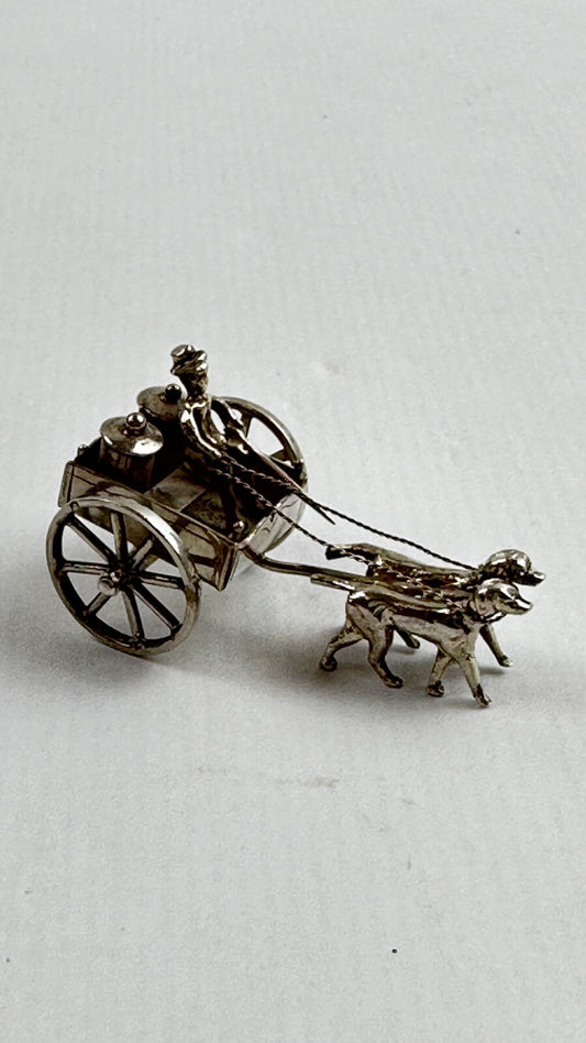 Miniature, objet de vitrine, attelage de chiens, marchand de lait en argent