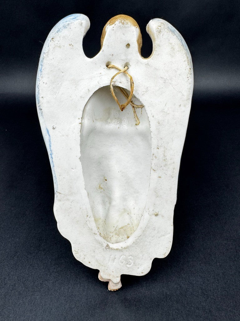 Bénitier mural ange en biscuit de porcelaine polychrome XIXe