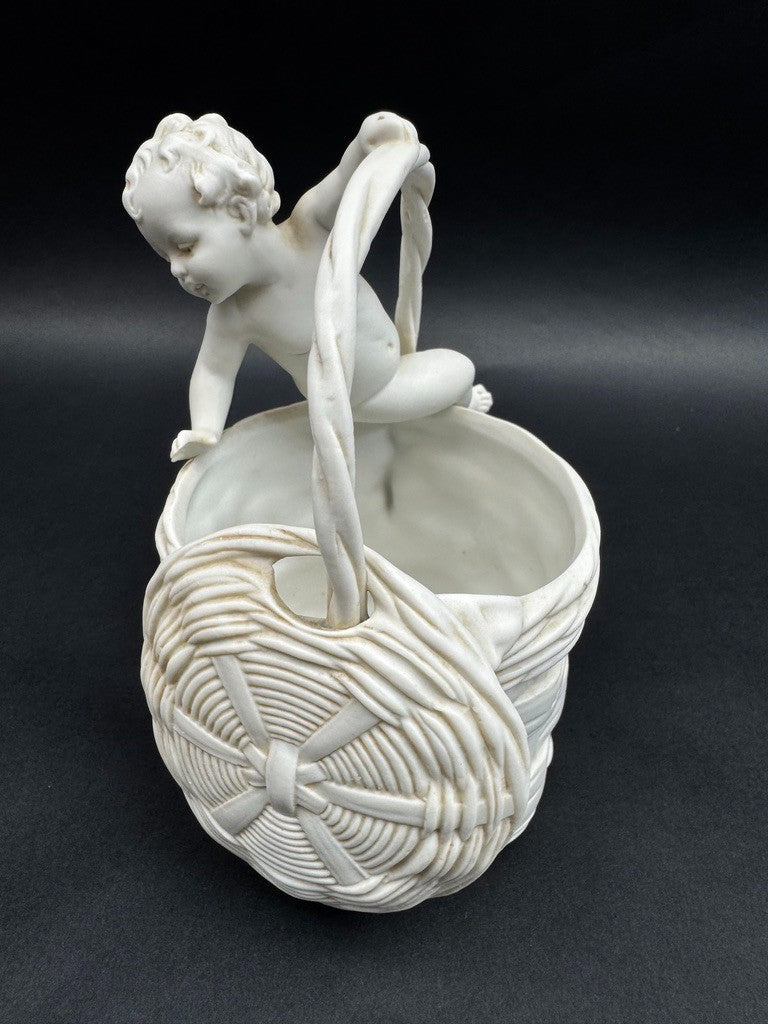 Corbeille en porcelaine blanche à décor de putto, XIXe siècle, 13 cm